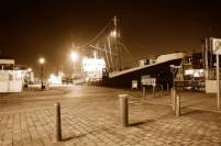 Schiff im Hafen bei Nacht